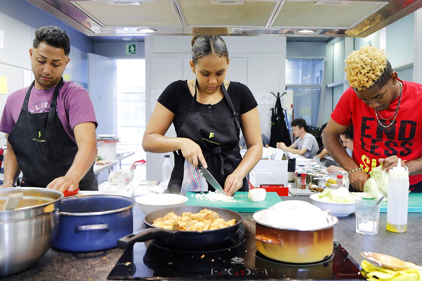 Jóvenes cocinando. Programa empleabilidad Acción contra el Hambre