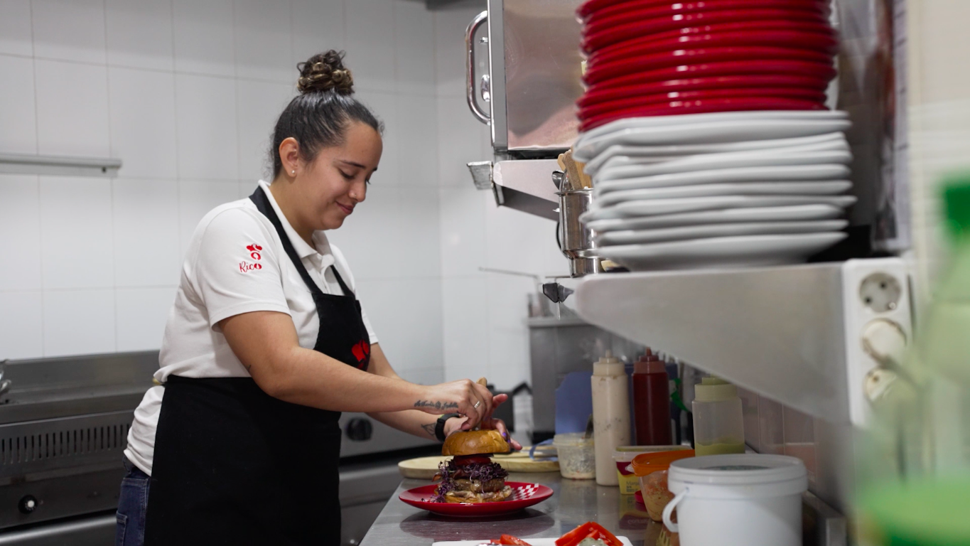 Mujer cocinera formación profesional cocina restaurante Empleo Acción contra el Hambre