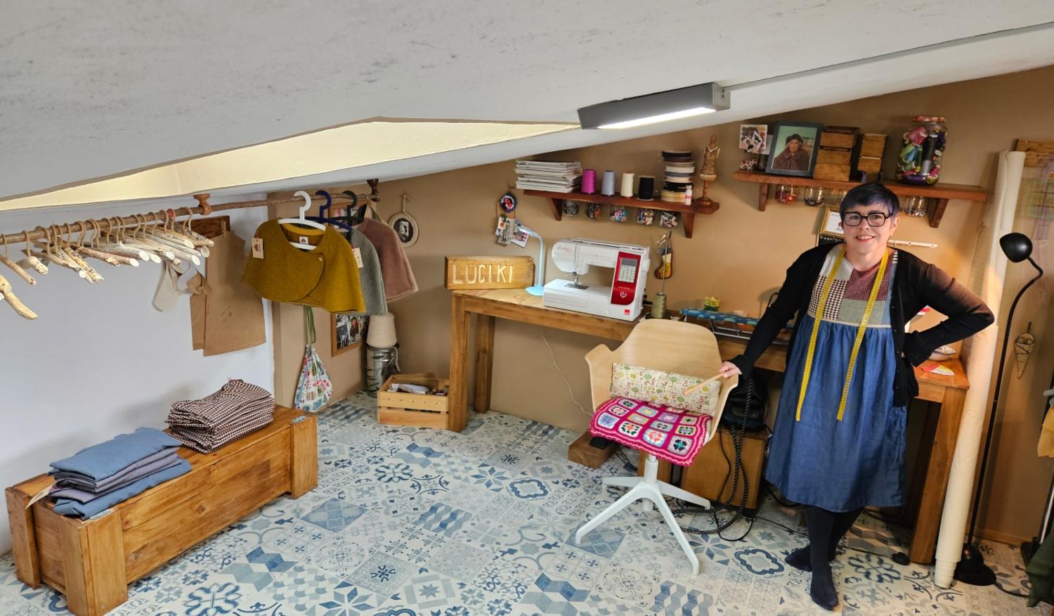 Alejandra en su taller de costura japonesa Zero Waste en Asturias - Emprender para vivir en el mundo rural - Acción contra el Hambre