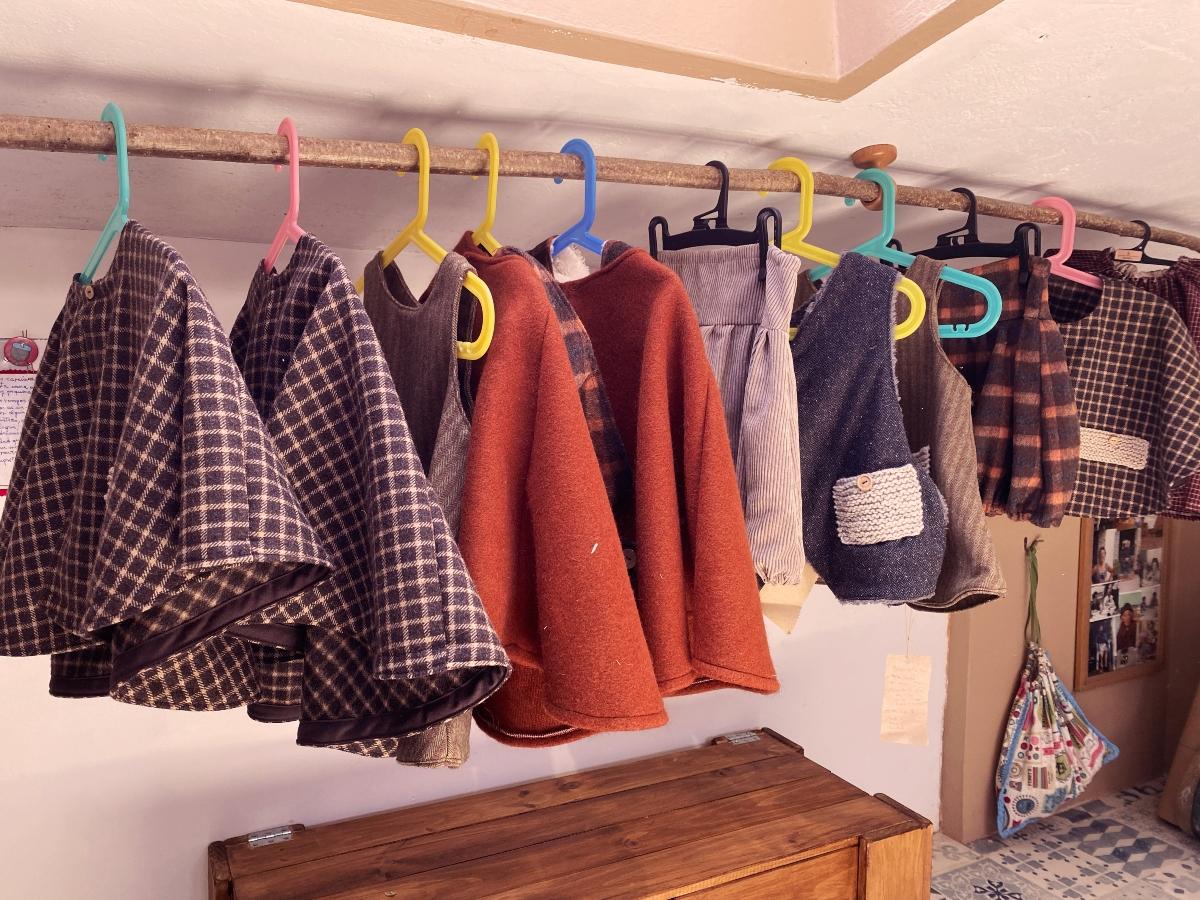 Prendas de ropa confeccionadas por la participante en el programa Vives Emplea - Mundo Rural - Emprendimiento - Acción contra el Hambre