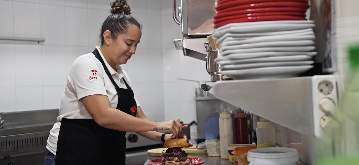 Mujer cocinando - Participante en Generación IN - Jovenes - Acción contra el Hambre