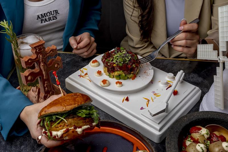 Hamburguesa en una mesa - Emprendimiento Restaurante Conjugoo - Jovenes Acción contra el Hambre