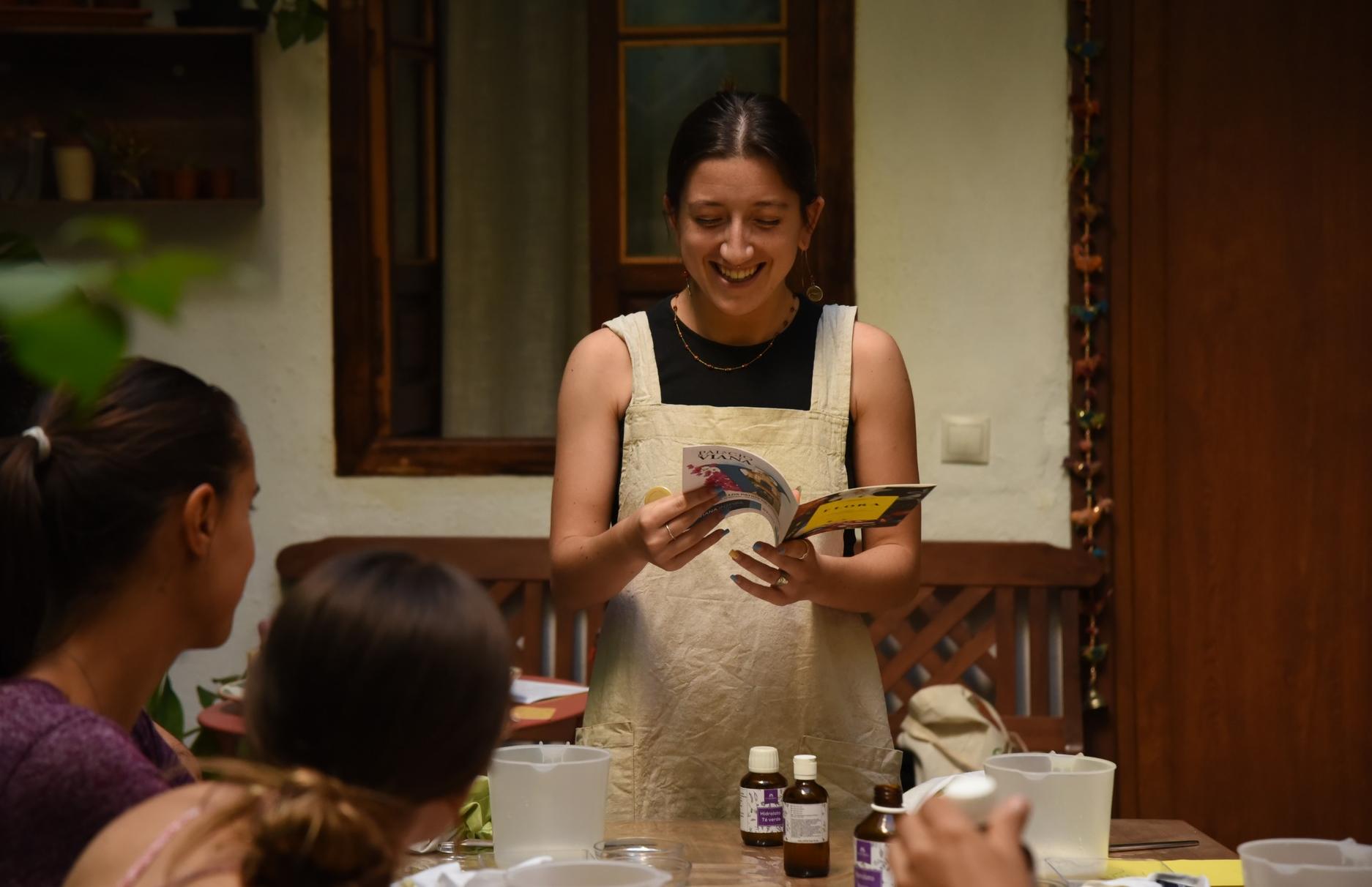 Mujer joven leyendo - Cecilia Itinerarios individualizados de emprendimiento juvenil - Jóvenes - Acción contra el Hambre