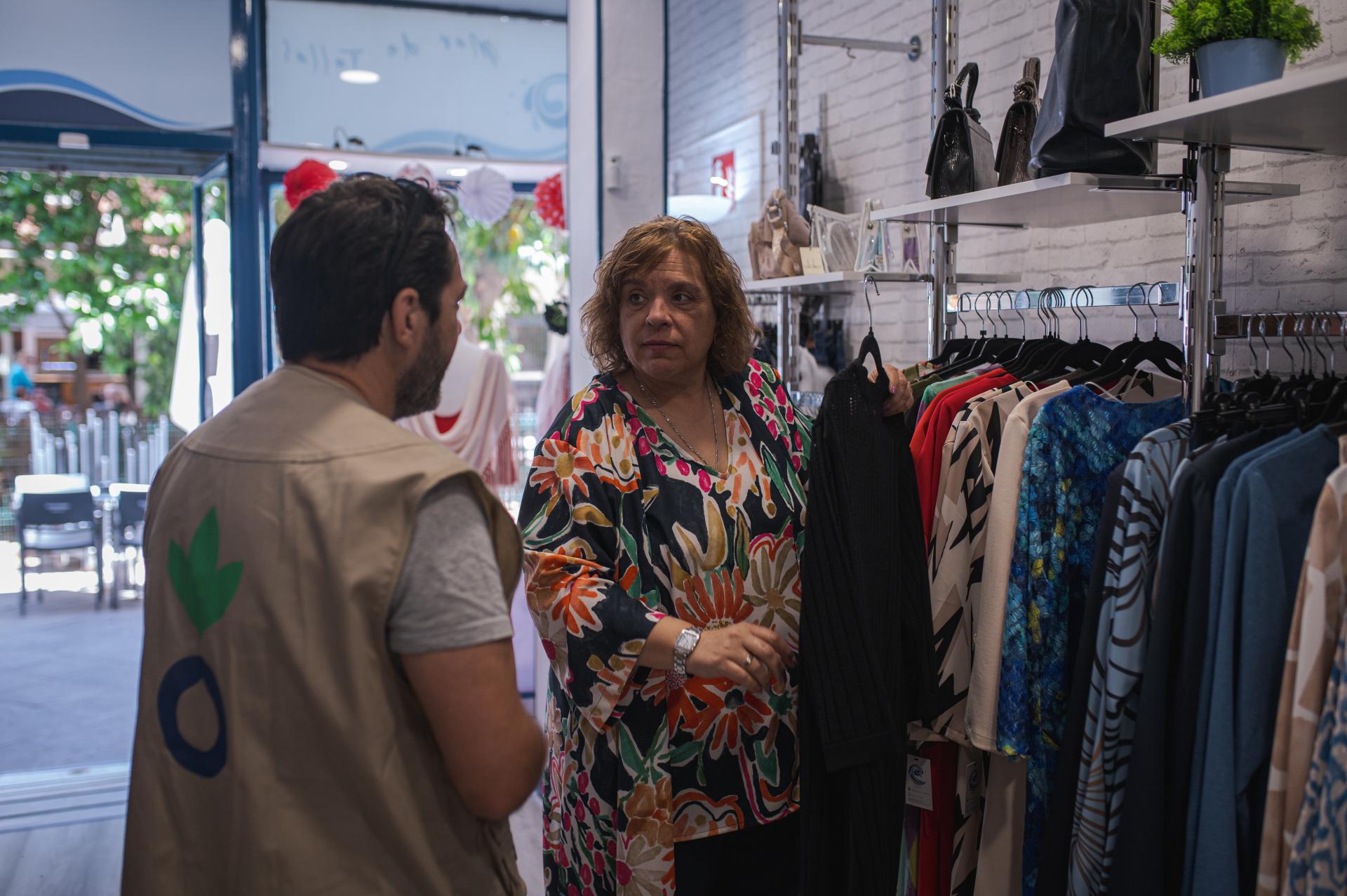 Mujer emprende en un negocio de ropa - Salud - Participante programas de emprendimiento - Acción contra el Hambre