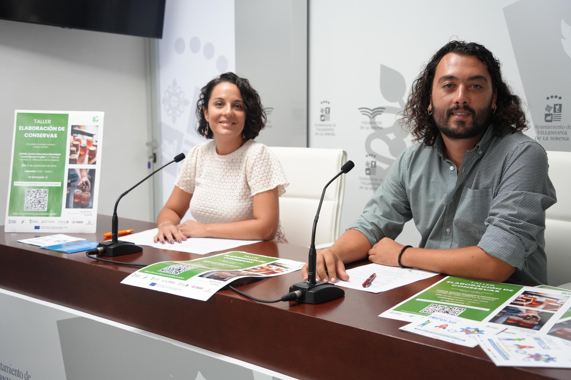 Un hombre y una mujer en la rueda de prensa de presentación - Taller Conservas - Extremadura - Agro4SDGs Acción contra el Hambre