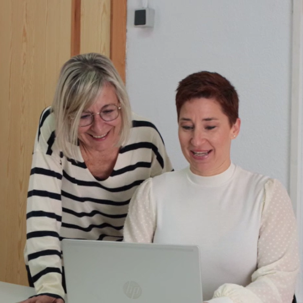 Mujer aprendiendo a utilizar un ordenador - Acabar con la brecha digital - Recursos - Empresas Instituciones - Acción contra el Hambre