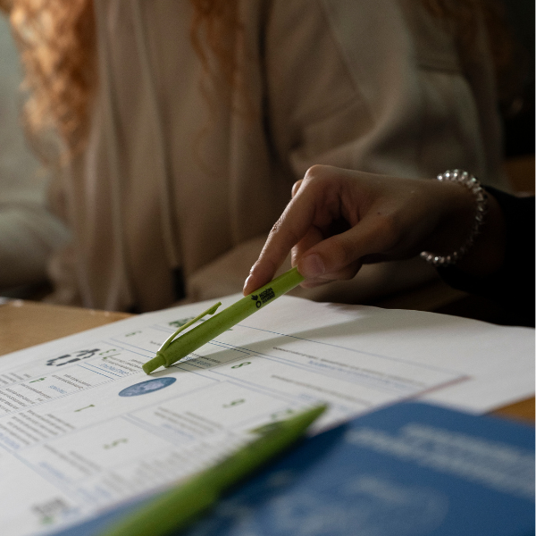 Información - Indicando sobre un papel - Actualización - Empresas Instituciones - Acción contra el Hambre