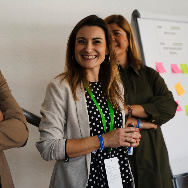 Mujer sonriendo - Visibilidad - Empresas Instituciones - Acción contra el Hambre
