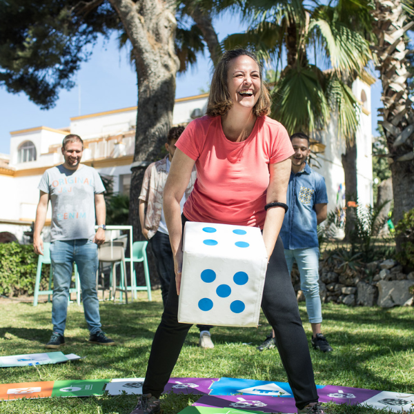 Mujer riendo en un taller de salud - Voluntariados - - Empresas Instituciones - Acción contra el Hambre