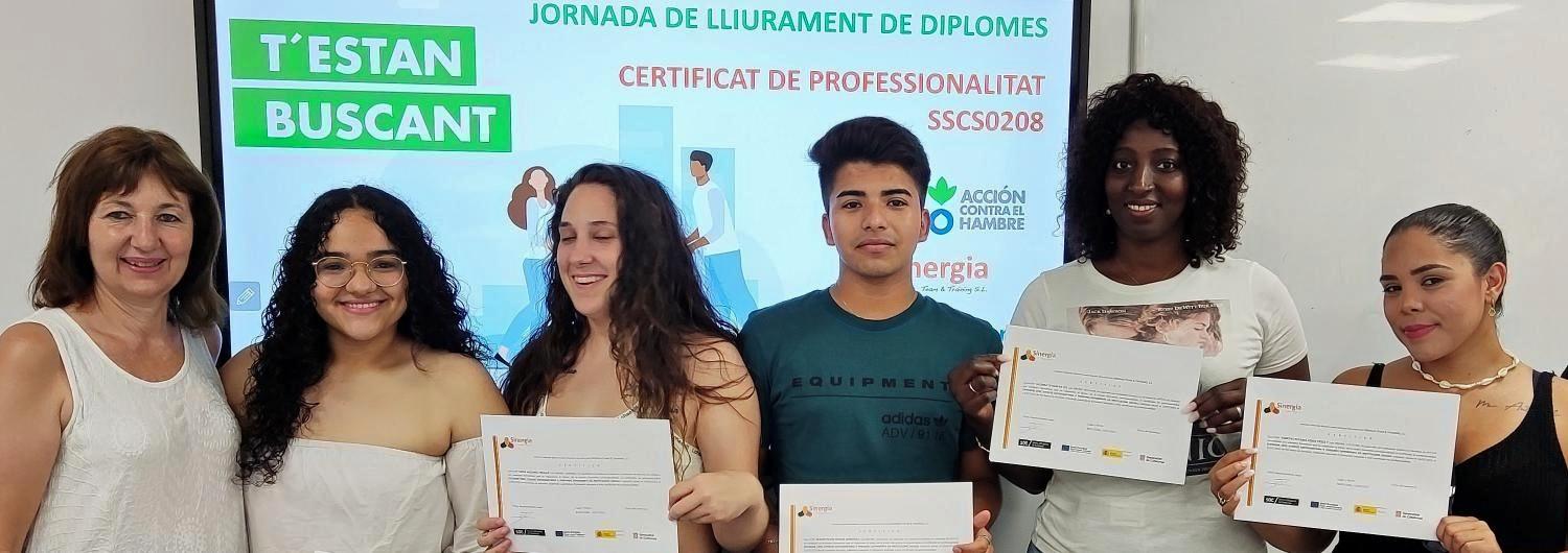 Ceremonia jovenes entrega de diplomas - Programas de mejora de la empleabilidad para la juventud - Historia de Juliana - Acción contra el Hambre