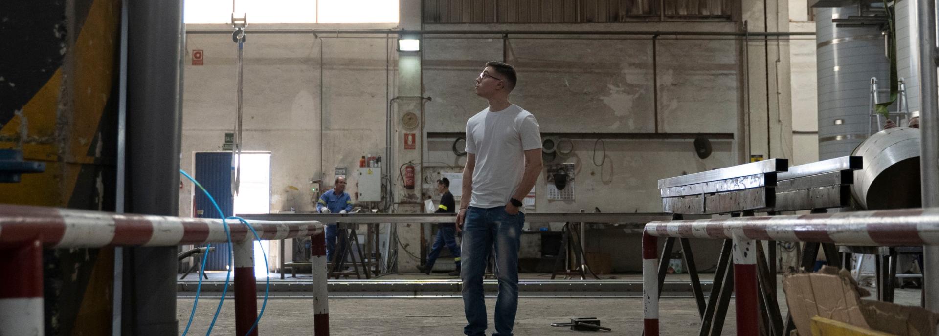 Chico Joven en su centro de trabajo - Programas de empleo para jóvenes - Acción contra el Hambre - Extremadura