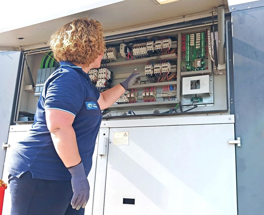 Mujer formándose en funcionamiento mecanica - Energía fotovoltaica - Cursos y programas empleabilidad Acción contra el Hambre