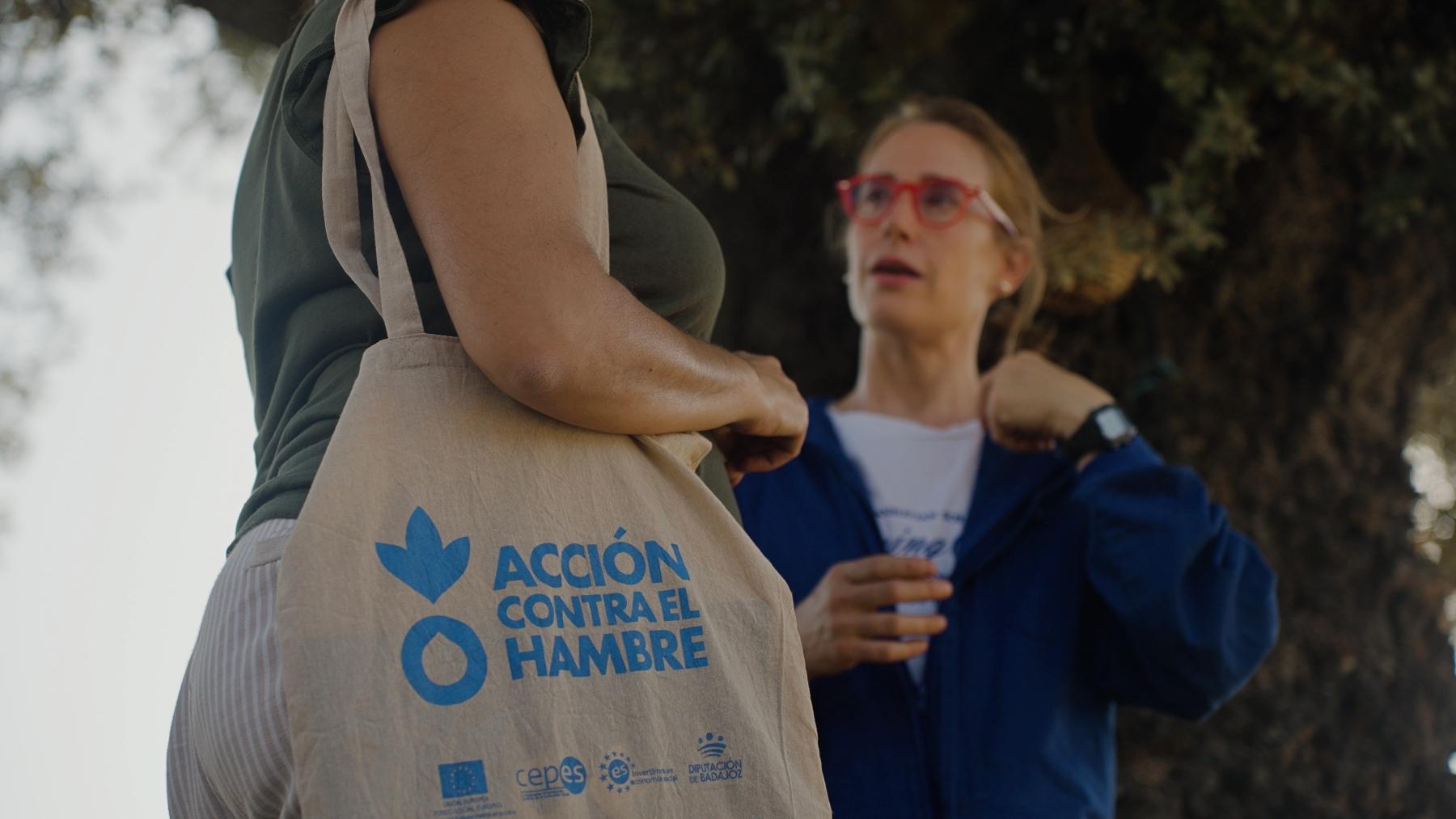 Mujeres hablando- Bolsa Acción contra el Hambre - Contacto - Conversacion