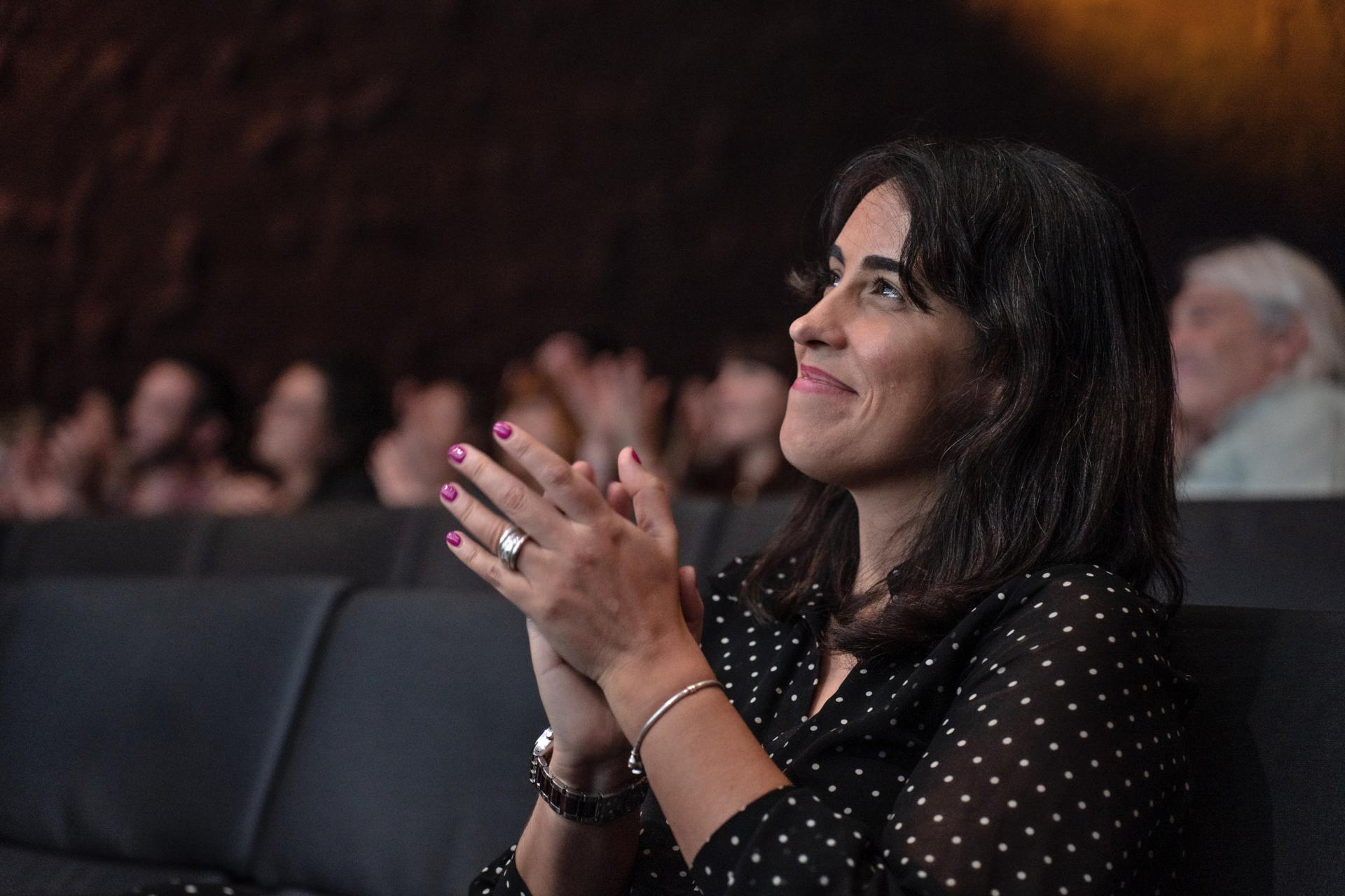 Mujer aplaudiendo-ForoInnovacionInclusion-ProyectosEuropeos-AccioncontraHambre-RedEuropeaInnovacion-2023
