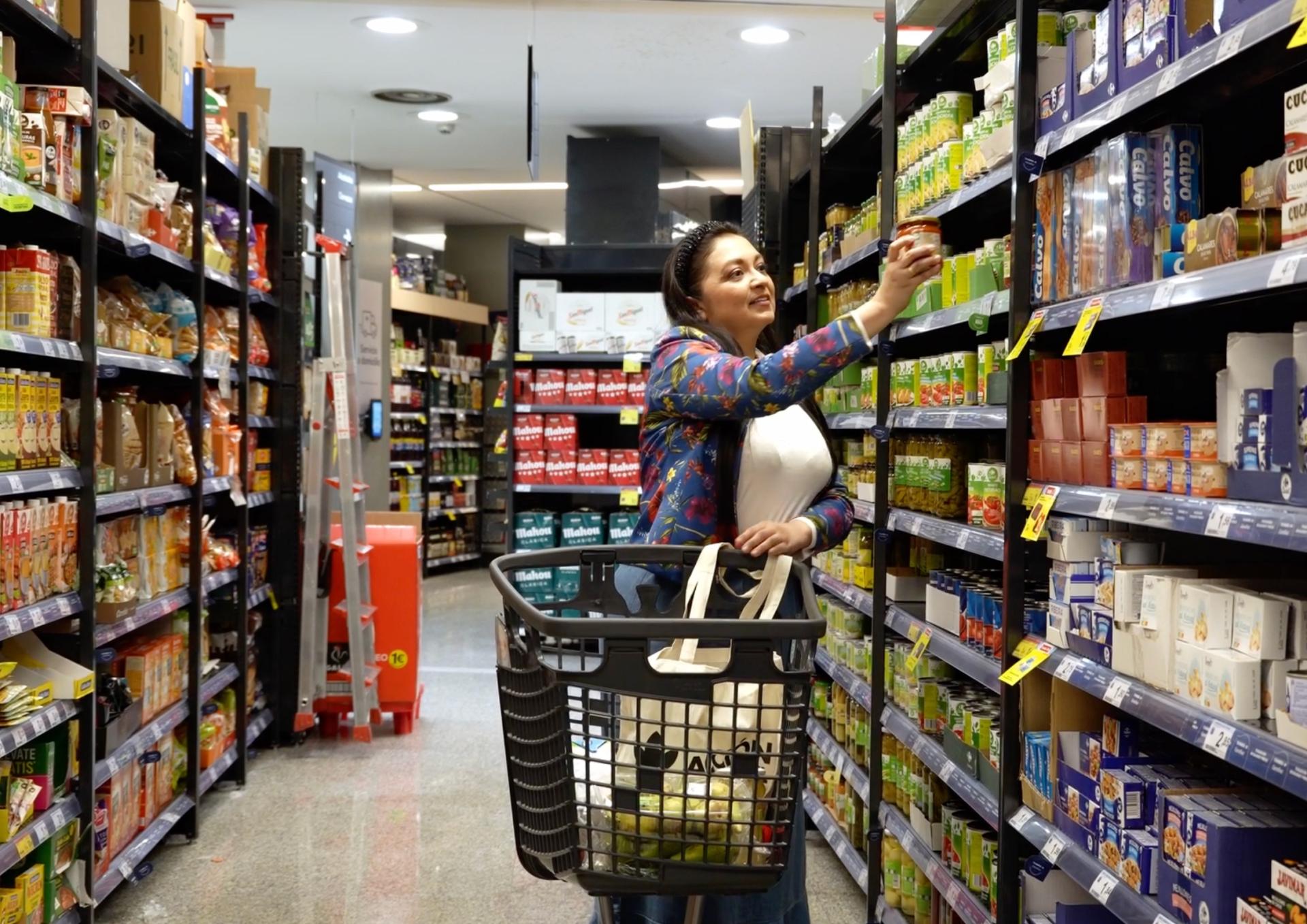 SeguridadAlimentaria-Liliana-Mujercomprando-Supermercado-AccioncontraHambre-España