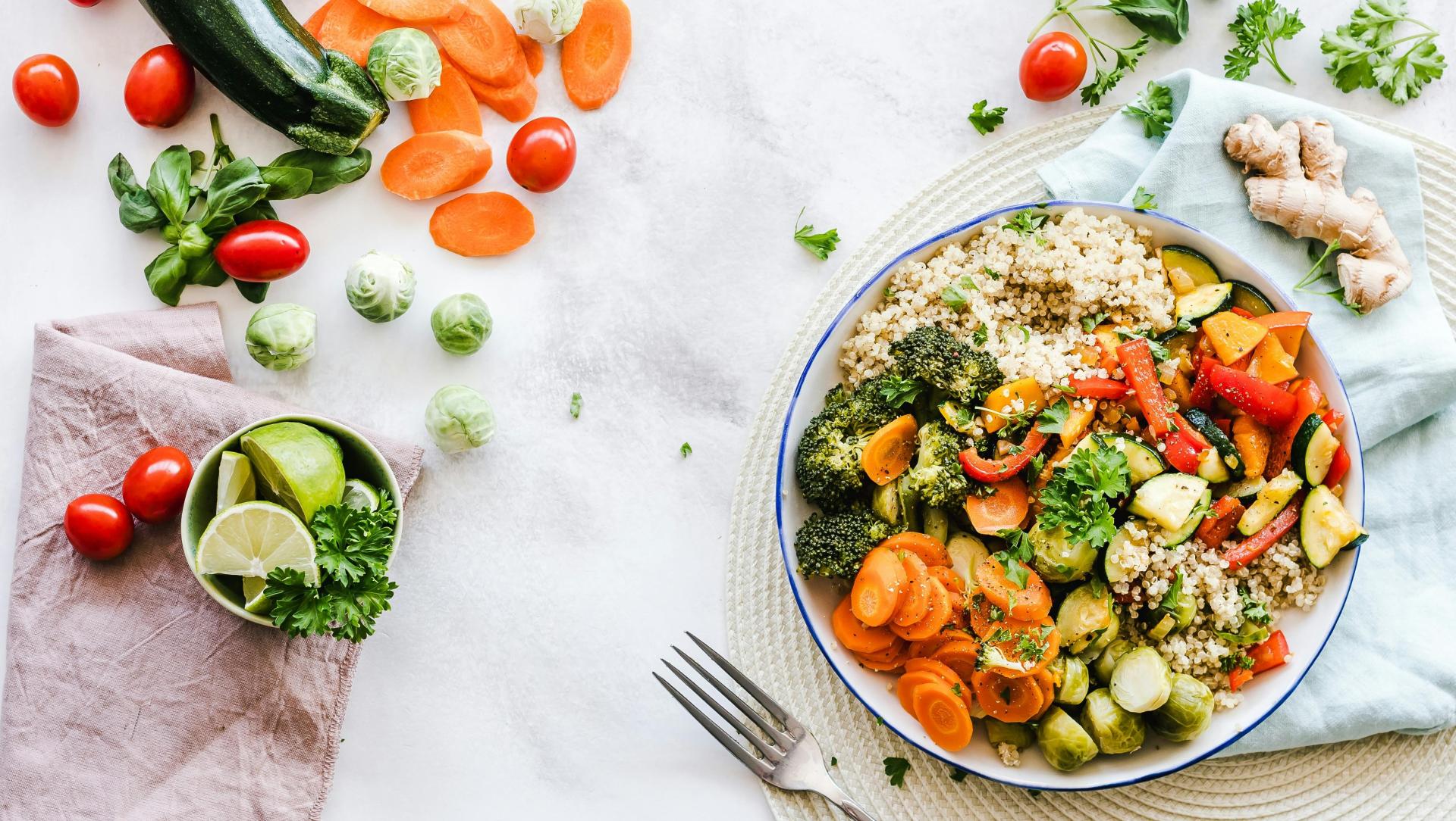 GuiaSaludable-DietaMediterranea-AccioncontraHambre-SaludEmpleo-CampusVirtual-Ensalada-Variedad