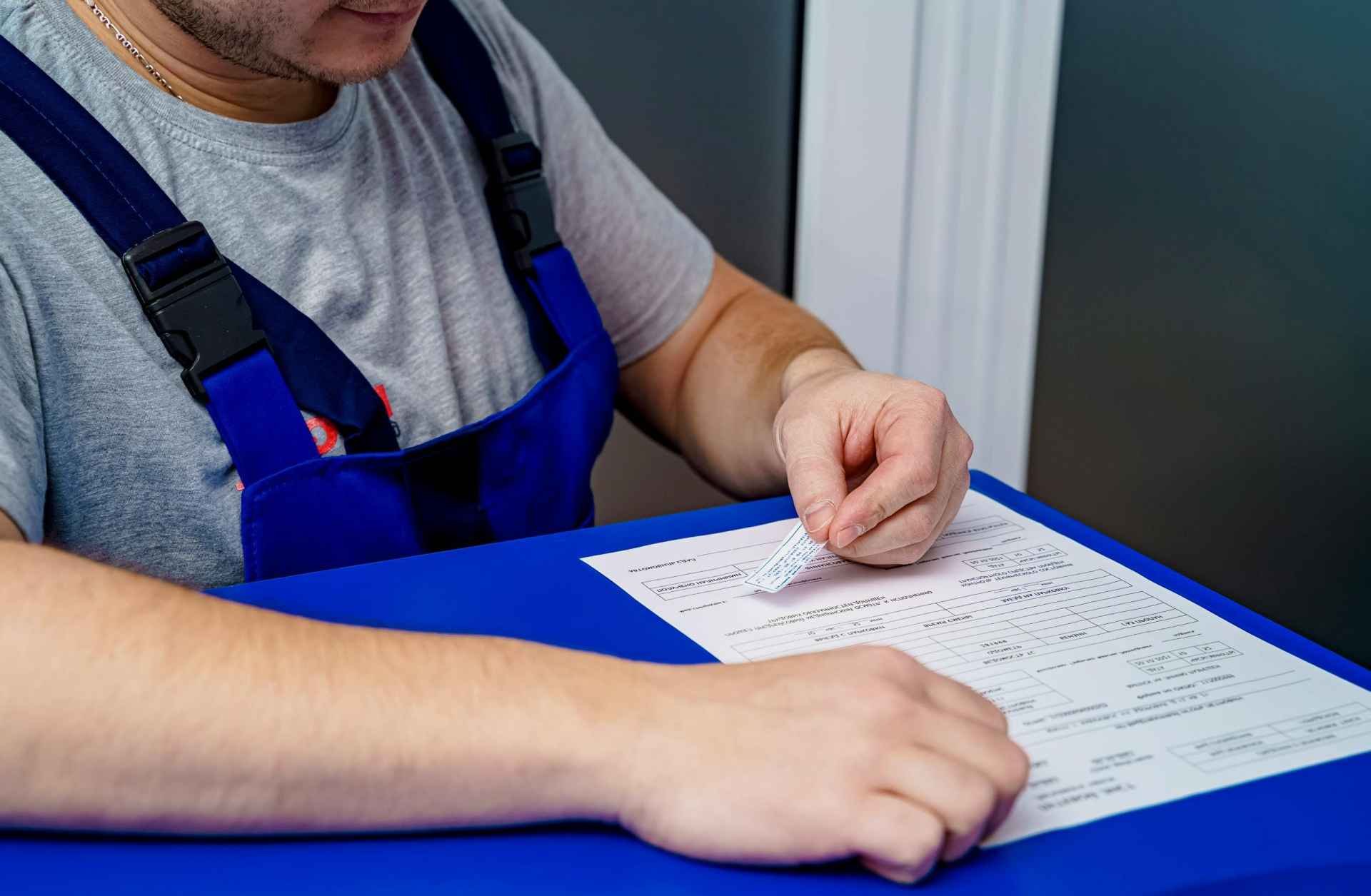 Tipos de contrato laboral-Temporal-Fijo-Indefinido-Hombrefirmando-contrato-Campus-Virtual-Empleo