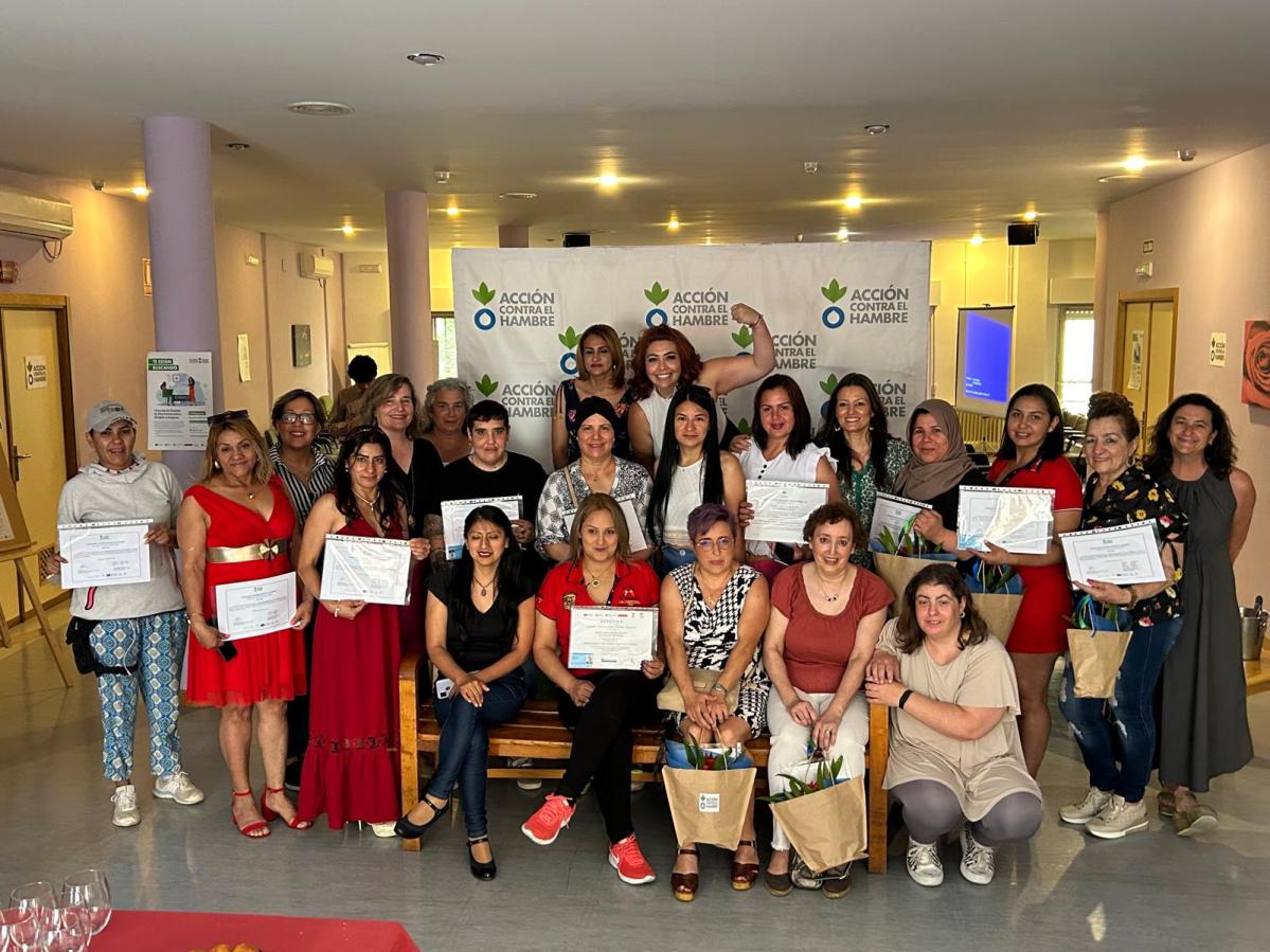 Grupo de mujeres. Clausura Escuela Empleo Electromecánica Valdepeñas. Castilla la Mancha. Acción contra el Hambre