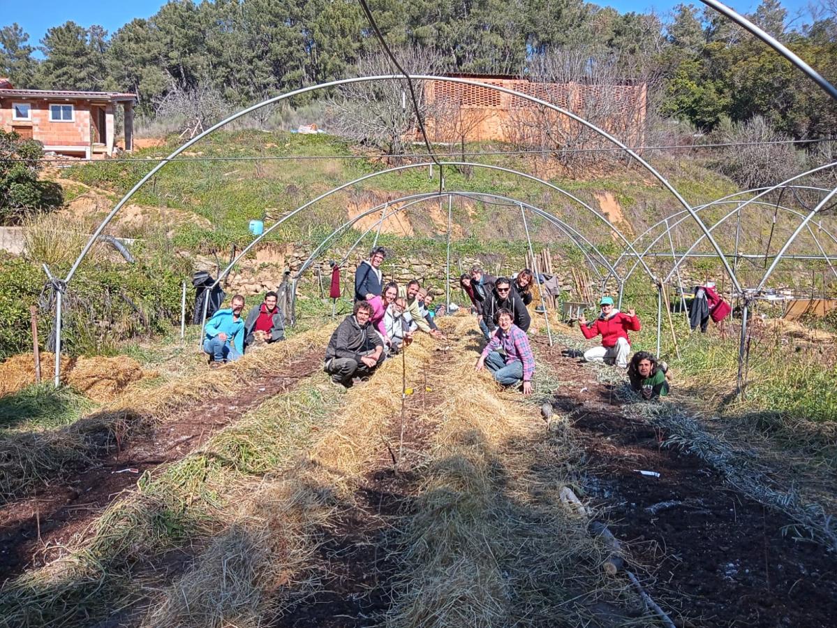 Agricultores en una formación de permacultura en el campo
