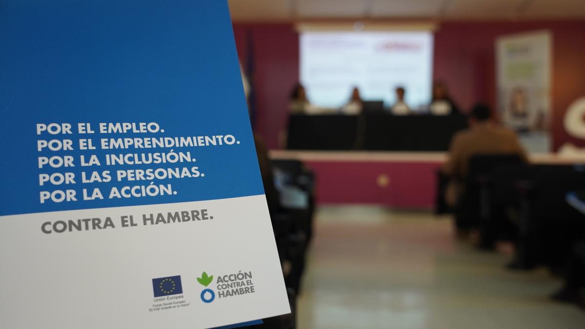Carpeta con el logo de Acción contra el Hambre - Contacto