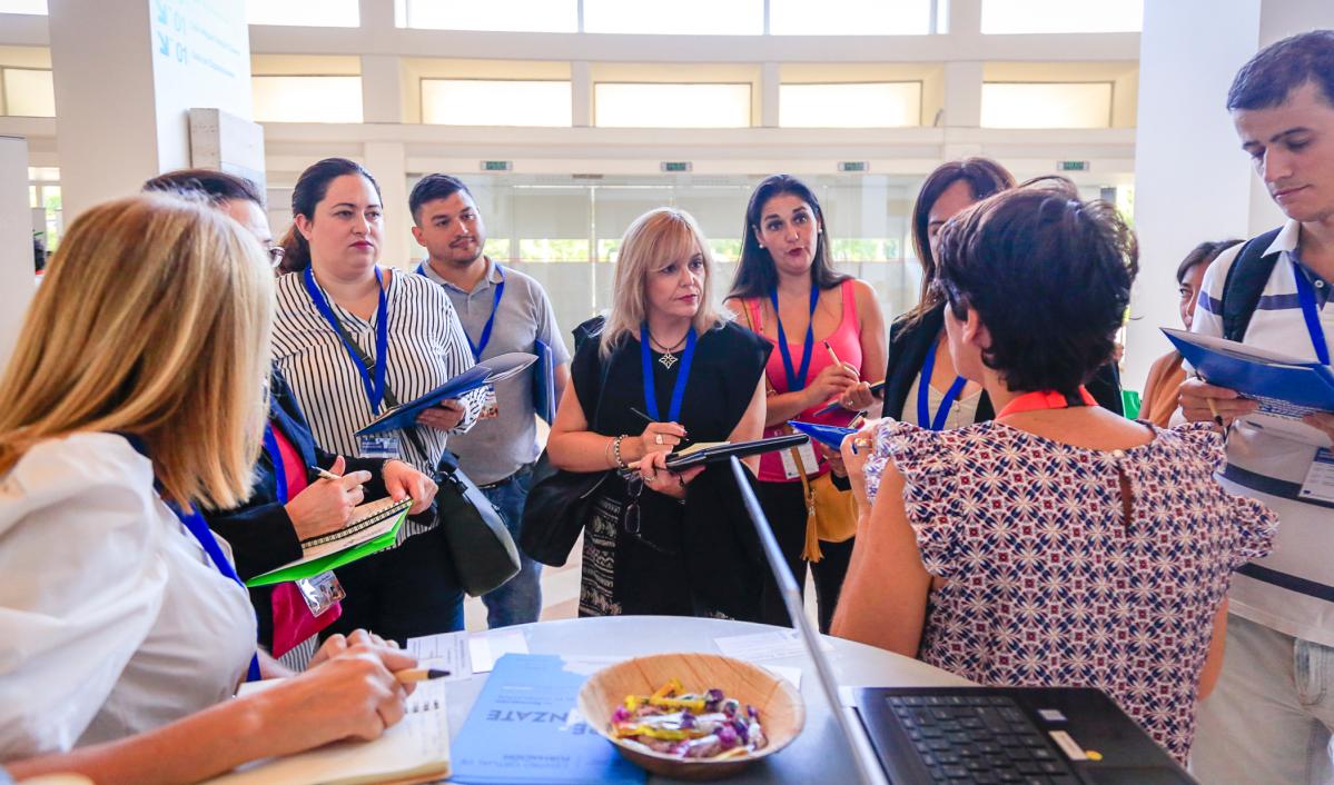 Participantes en una feria de empleo con empresas hablando entre ellos - Mejora de la empleabilidad - Acción contra el Hambre