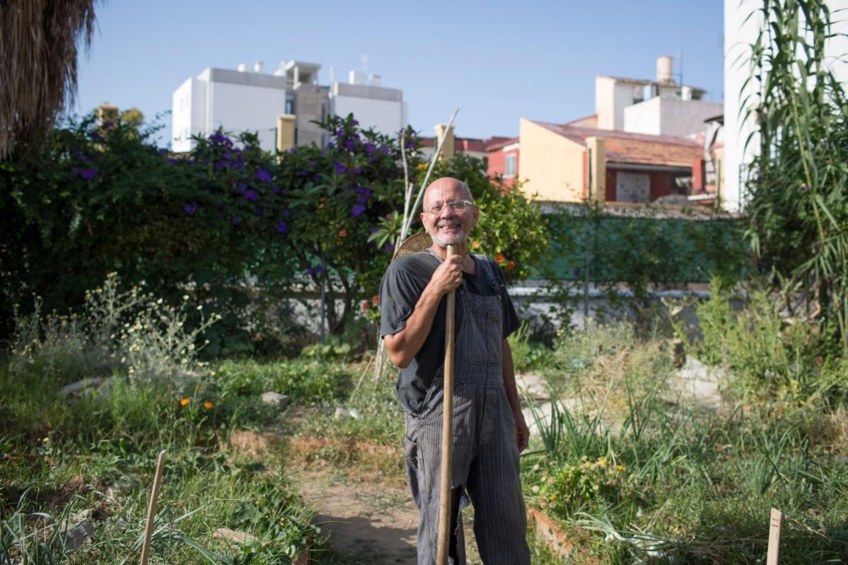 Francesco, beneficiario del programa Tarjetas Solidarias y participante de programas de Acción contra el Hambre para la mejora del empleo, en su huerto - España - Seguridad Alimentaria