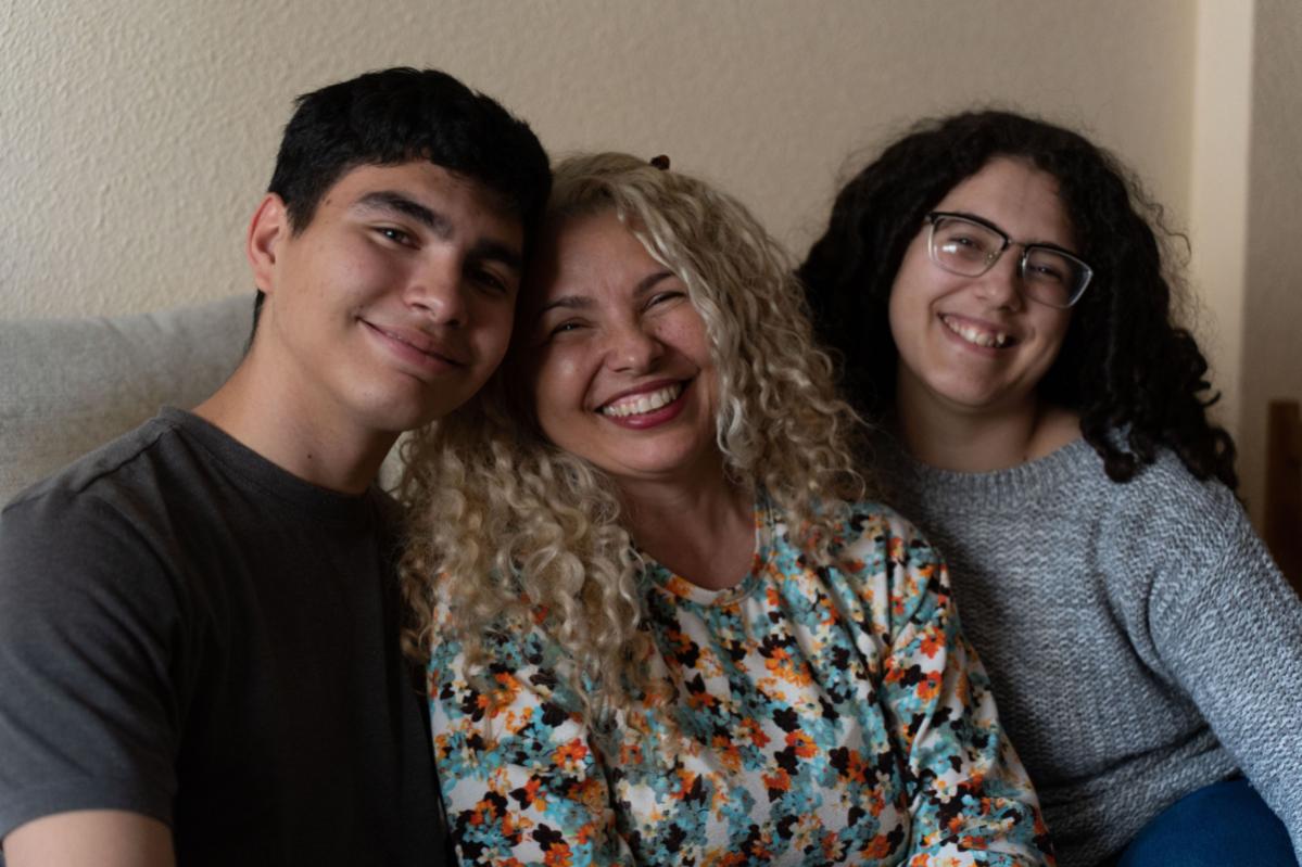 Gisela junto a sus hijos - Participante en GastroEskola Sostenible - Programa de empleo de Acción contra el Hambre