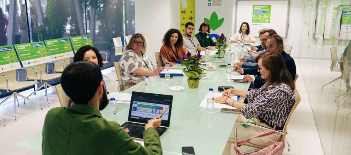 Personas trabajando alrededor de una mesa - Qué es Green at You - Proyecto Europeo Acción contra el Hambre