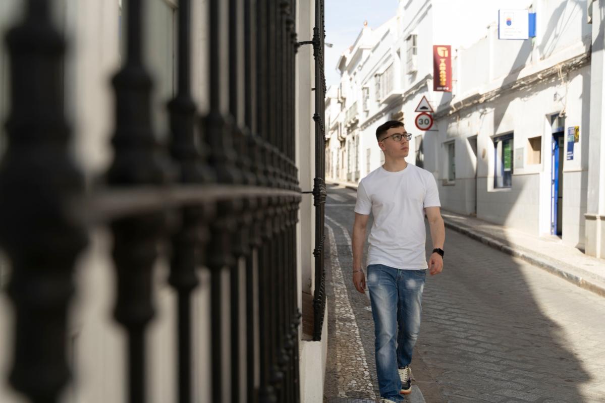 Chico Joven en una calle - Municipio - Villafranca - Programas de empleo para jóvenes - Acción contra el Hambre - Extremadura