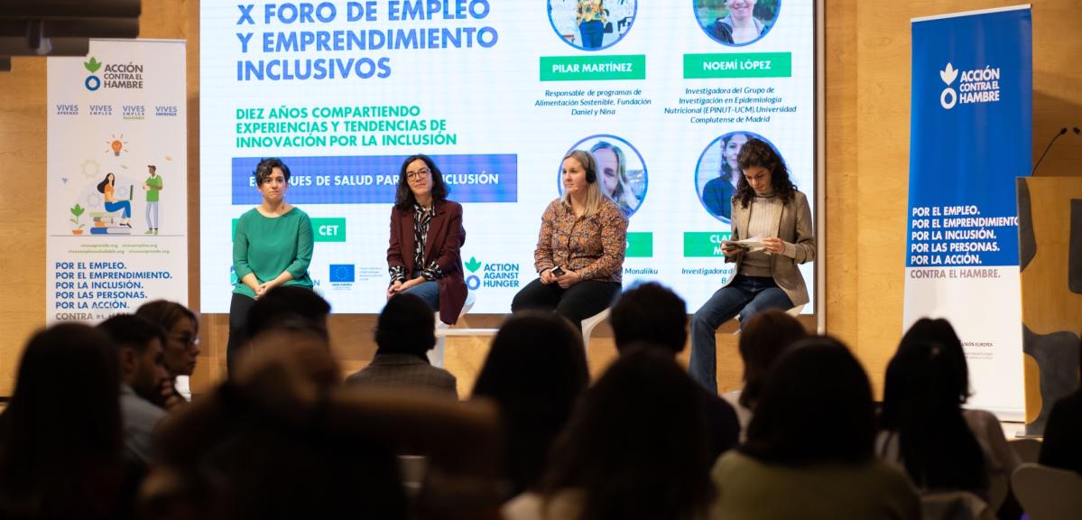 Foro de Empleo y Emprendimiento inclusivo 2022. Mujeres exponiendo, participantes del foro. Innovación para la inclusión con los proyectos europeos - Acción contra el Hambre