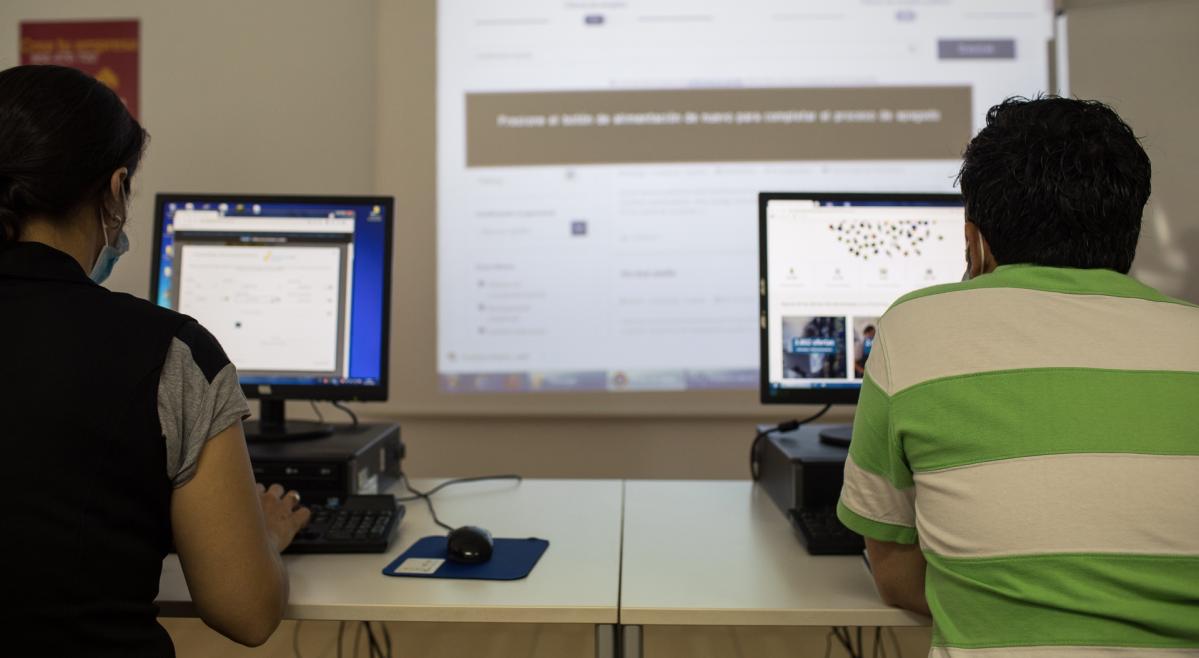 Dos personas participantes en los programas de capacitación digital de Acción contra el Hambre - innovación con inteligencia artificial para alcanzar la inclusión sociolaboral