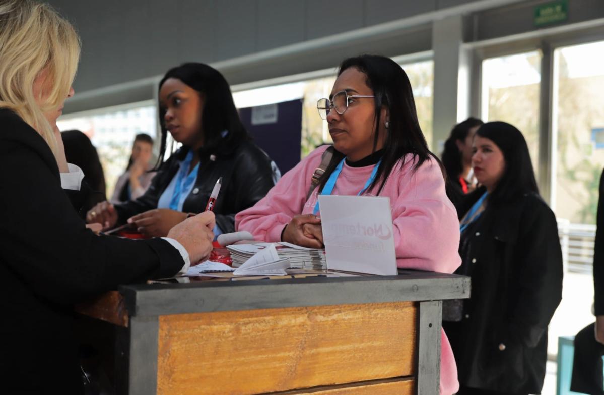 Mujer en una feria de empleo - Encontros por Emprego - Galicia - Cultivando Empleo - Acción contra el Hambre