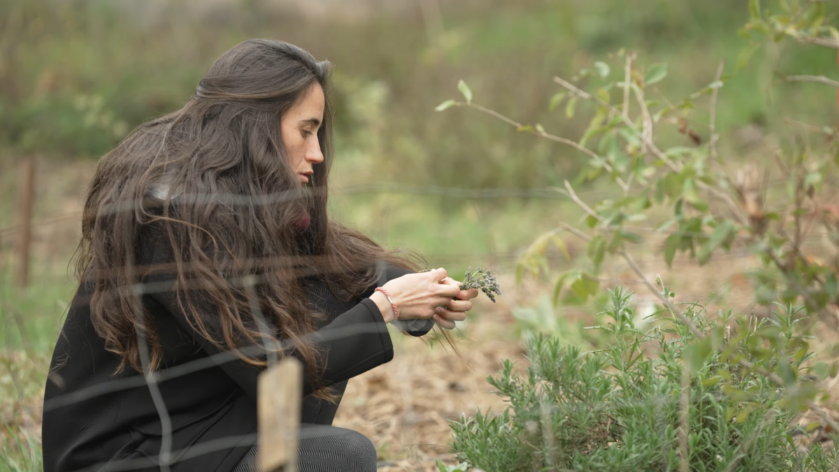 María Minguell observando planteas-Naturaleza-Joven mujer emprendedora-Itinerarios Emprendimiento Juvenil-Accion Social España-Dia Mundial Agua