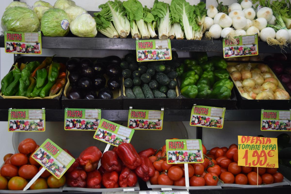Imagen de frutería con alimentos frescos de temporada