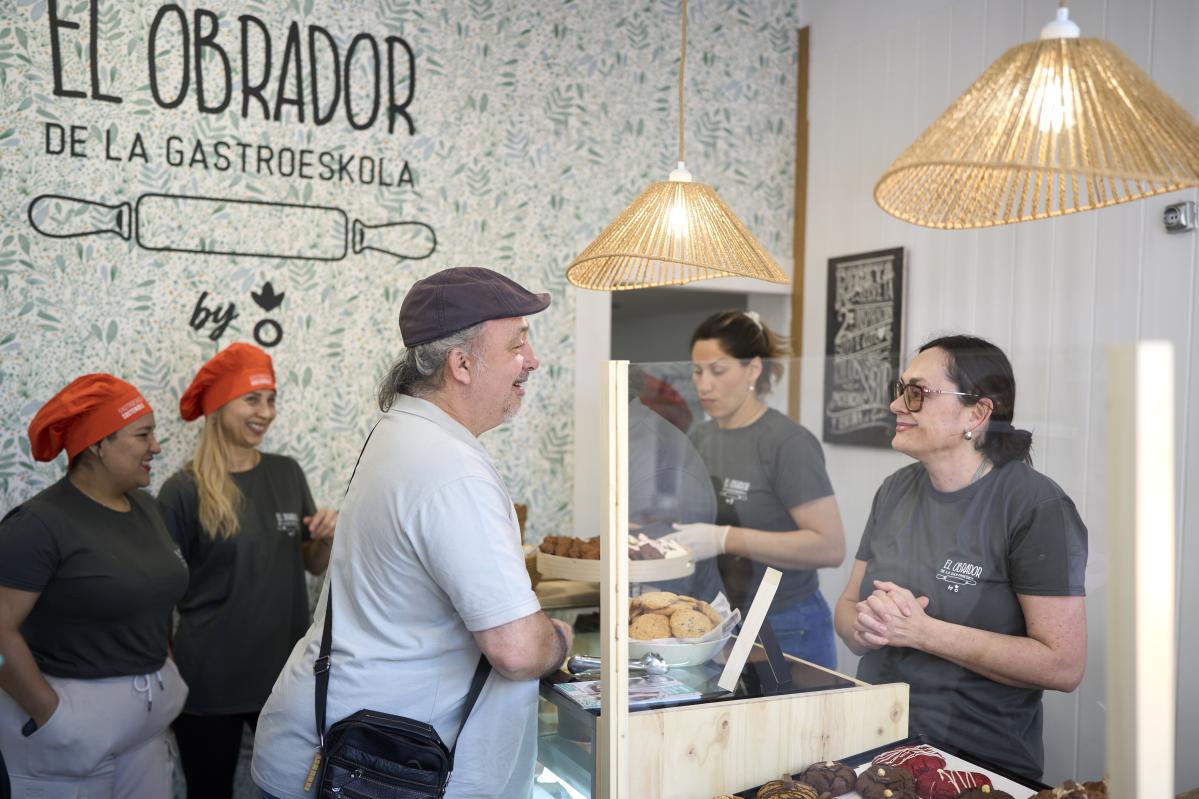 Gastroeskola-Obrador-Pamplona-Emprendimiento-MujeresParticipantes-Inauguracion-Clientes-Accion contra el Hambre