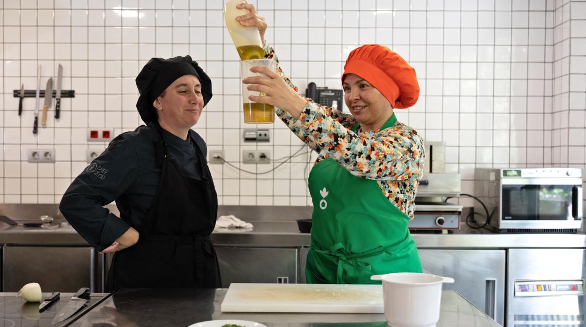 Portada-Tramites-Legales-EmprenderAlimentacion-MujerCocinera-Chef-AccioncontraHambre-Cocinando