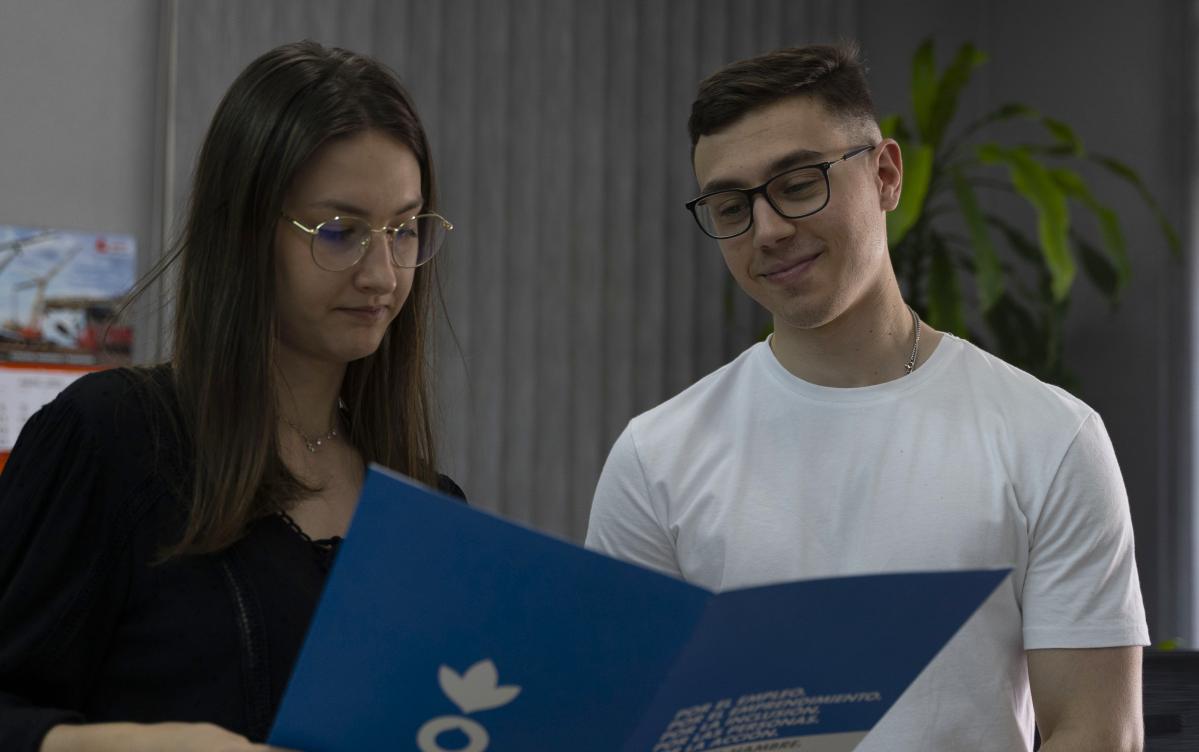 Joven hace primer curriculum sin experiencia-AccioncontraelHambre-ProgramasEmpleoGratuitos-España