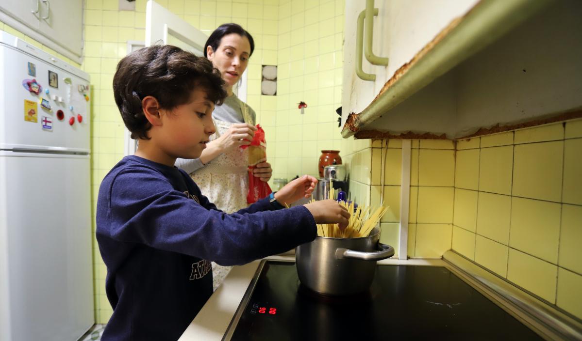 Niño-Cocinando-Cocina-Familia-HambreInsible-AlimentacionDigna-Derecho-AccioncontraHambre-2025