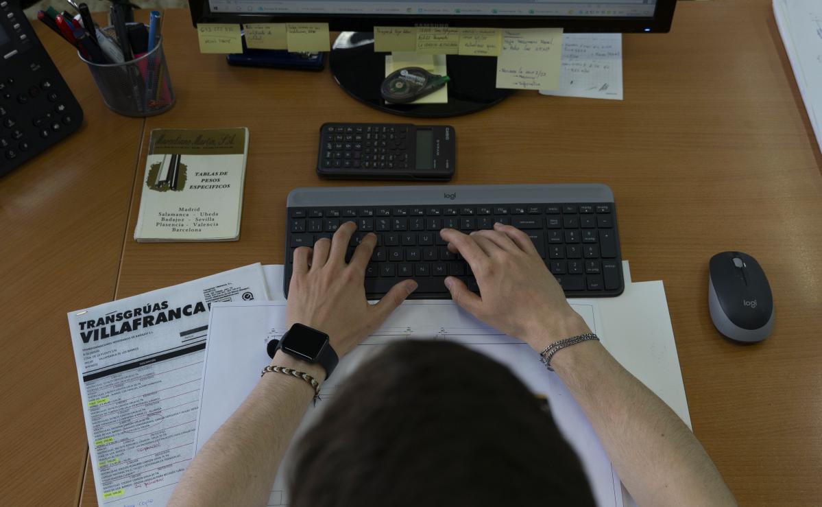SuperarFiltrosATS-CampusVirtual-Curriculum-ManosEscribiendo-Ordenador-AccioncontraHambre