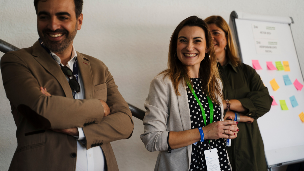 mujer-aplaudiendo-importancia-dormirbien-salud-trabajo-accioncontrahambre