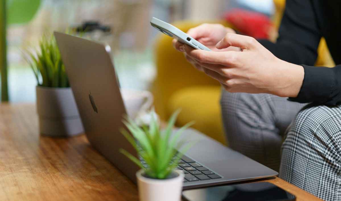 Persona sujetando un movil-Busqueda Empleo- Aplicaciones y portales de empleo-Campus Virtual-Canales digitales-ACH