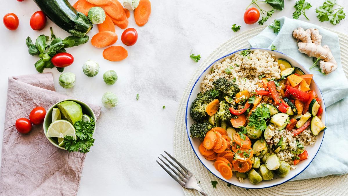 GuiaSaludable-DietaMediterranea-AccioncontraHambre-SaludEmpleo-CampusVirtual-Ensalada-Variedad