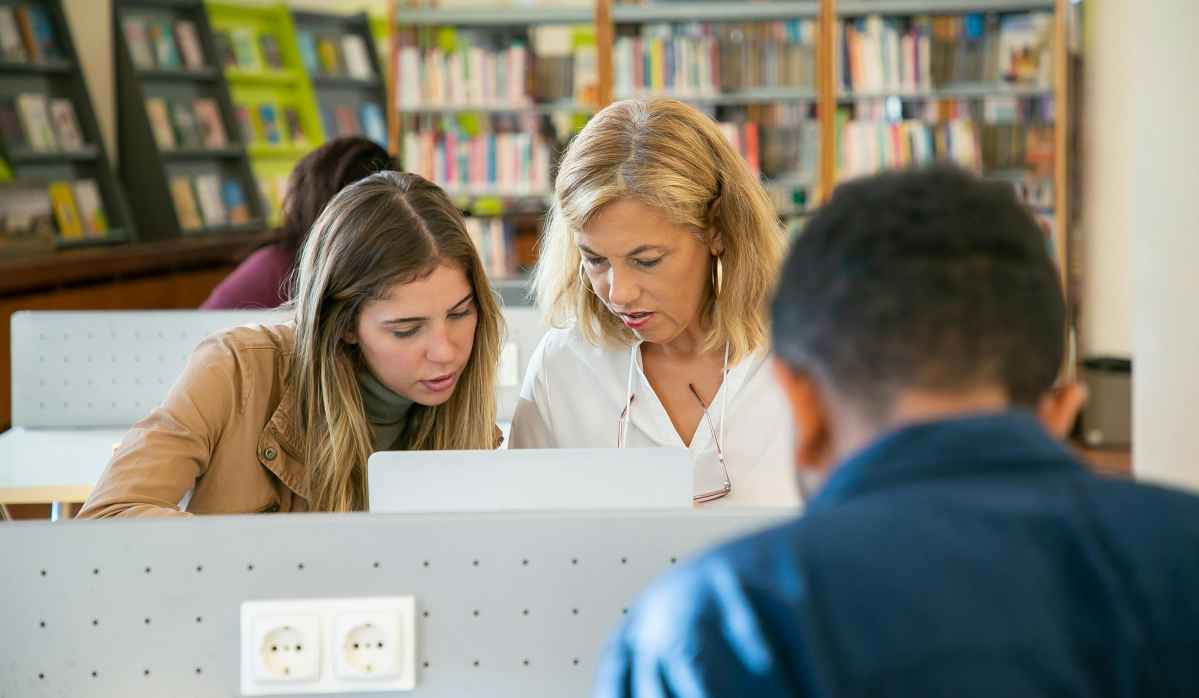 Mujeres-Leyendo-Biblioteca-Networking-Emprendimiento