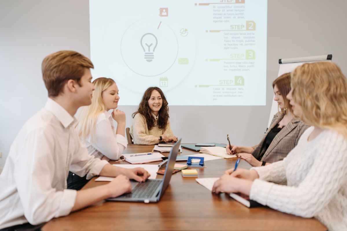 Grupo-personas-entrevista-empleo-grupal-accioncontrahambre