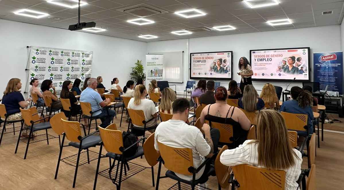 Mujeres-Asistentes-PonenciaIgualdad-EscuelaEmpleo-Fotovoltaica-Almeria-España-2026
